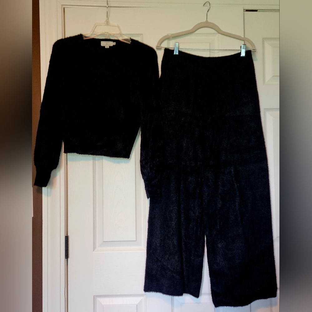 2 Piece Black casual set. Size Medium. Brand:Molly Bracken.